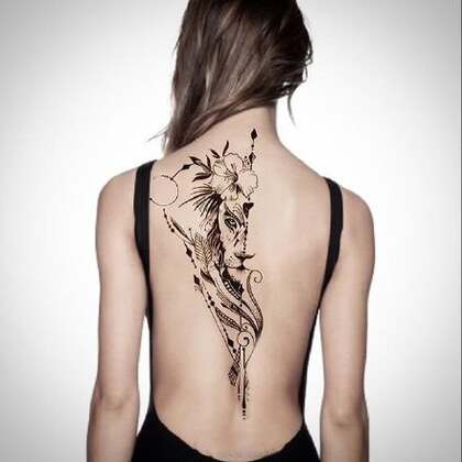欧美女生后背脊椎处的半面狮子创意艺术黑白纹身图案