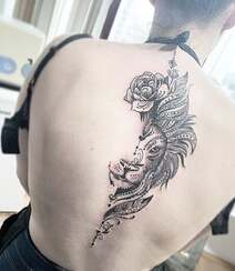 欧美女生后背脊椎处的半面狮子创意艺术黑白纹身图案组图4