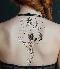 欧美女生后背脊椎处的半面狮子创意艺术黑白纹身图案组图7
