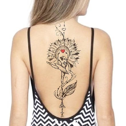 欧美女生后背脊椎处的半面狮子创意艺术黑白纹身图案图片