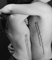 男女恩爱字母纹身小图案，拥抱在一起的情侣纹身图片组图5