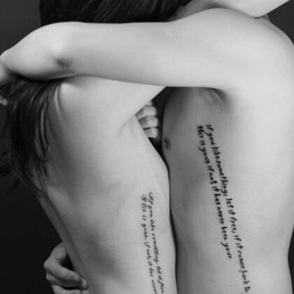 男女恩爱字母纹身小图案，拥抱在一起的情侣纹身图片