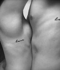 男女恩爱字母纹身小图案，拥抱在一起的情侣纹身图片组图1