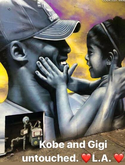 不受洛杉矶爆发游行示威影响，科比和女儿GIGI的壁画保存完好