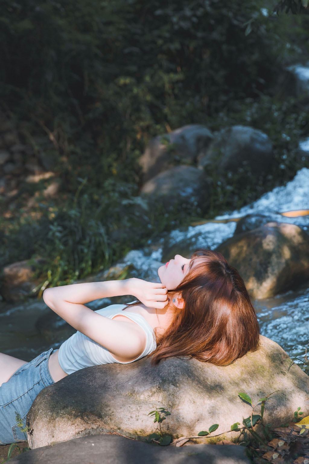 山间溪流里的美丽身影，紧身热裤美女唯美森系写真摄影图片套图4