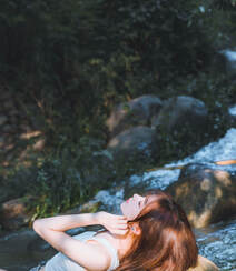 山间溪流里的美丽身影，紧身热裤美女唯美森系写真摄影图片组图4