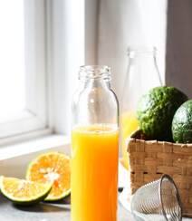 果汁分你一半，在玻璃杯里装着的鲜榨橙汁图片