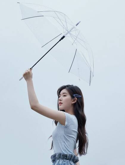 在雨中的赵露思，手持透明雨伞漫步雨中仙气写真图片