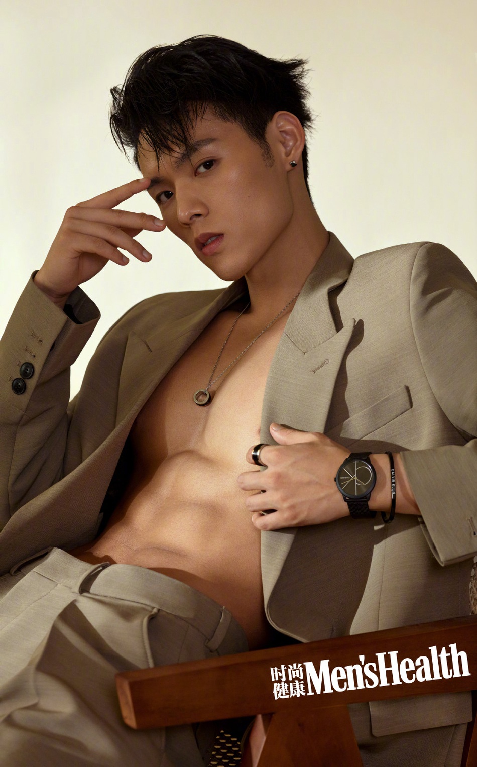 台湾帅气男歌手董又霖半裸上身大秀肌肉，腹肌写真杂志图片图片