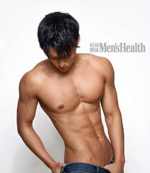 台湾帅气男歌手董又霖半裸上身大秀肌肉，腹肌写真杂志图片