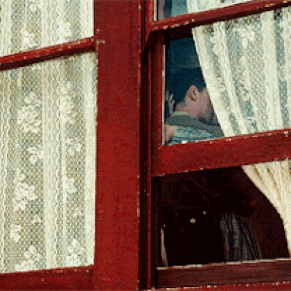透过窗户看到的一对欧美情侣接吻动态图片