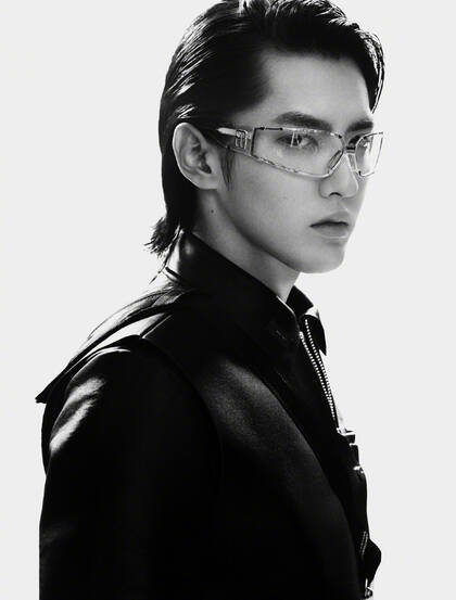 吴亦凡大背梳湿发发型酷帅写真，搭配霸气眼镜侧颜完美