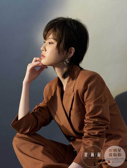 张慧雯最新杂志写真，长发美女和短发“假小子”之间不同变换