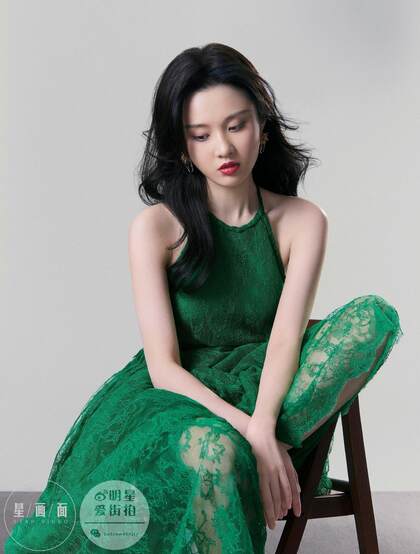张慧雯最新杂志写真，长发美女和短发“假小子”之间不同变换