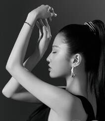 张慧雯最新杂志写真，长发美女和短发“假小子”之间不同变换组图9