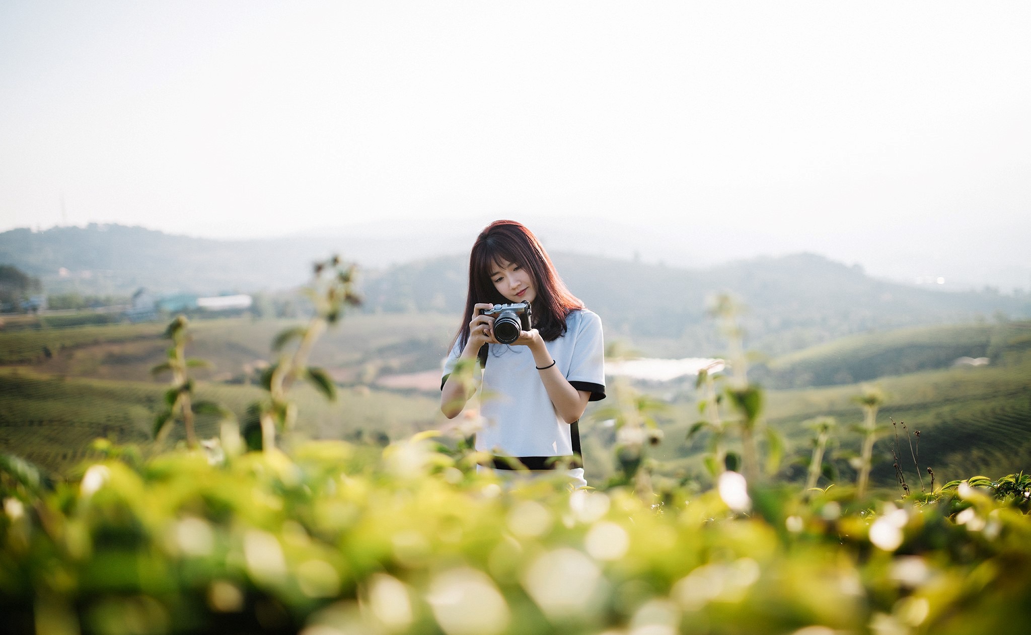 茶山上背着相机的美丽白衣短裙女生唯美户外摄影美图图片