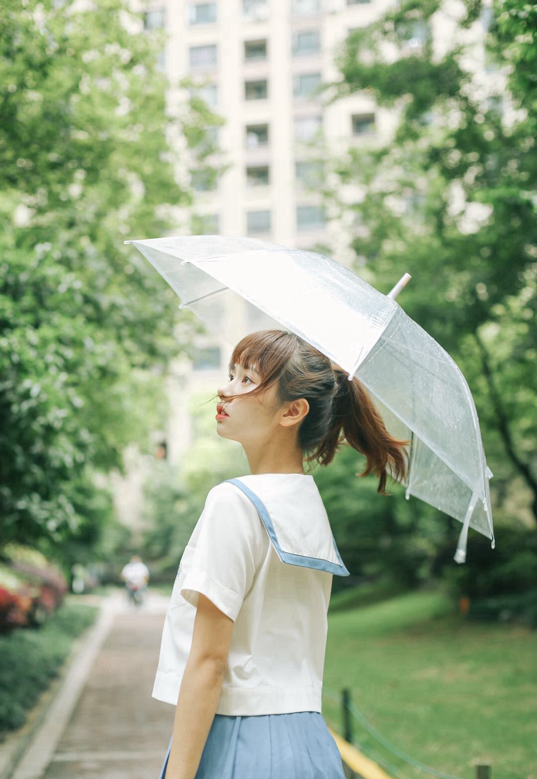 下雨天，手拿雨伞的学生装可爱女生唯美户外摄影美图收录套图2