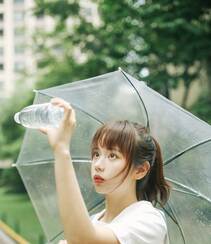 下雨天，手拿雨伞的学生装可爱女生唯美户外摄影美图收录组图4