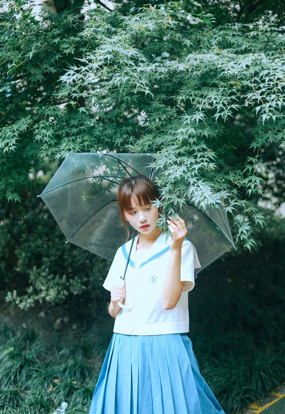 下雨天，手拿雨伞的学生装可爱女生唯美户外摄影美图收录套图3