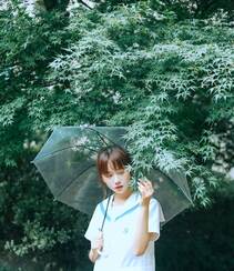 下雨天，手拿雨伞的学生装可爱女生唯美户外摄影美图收录组图3