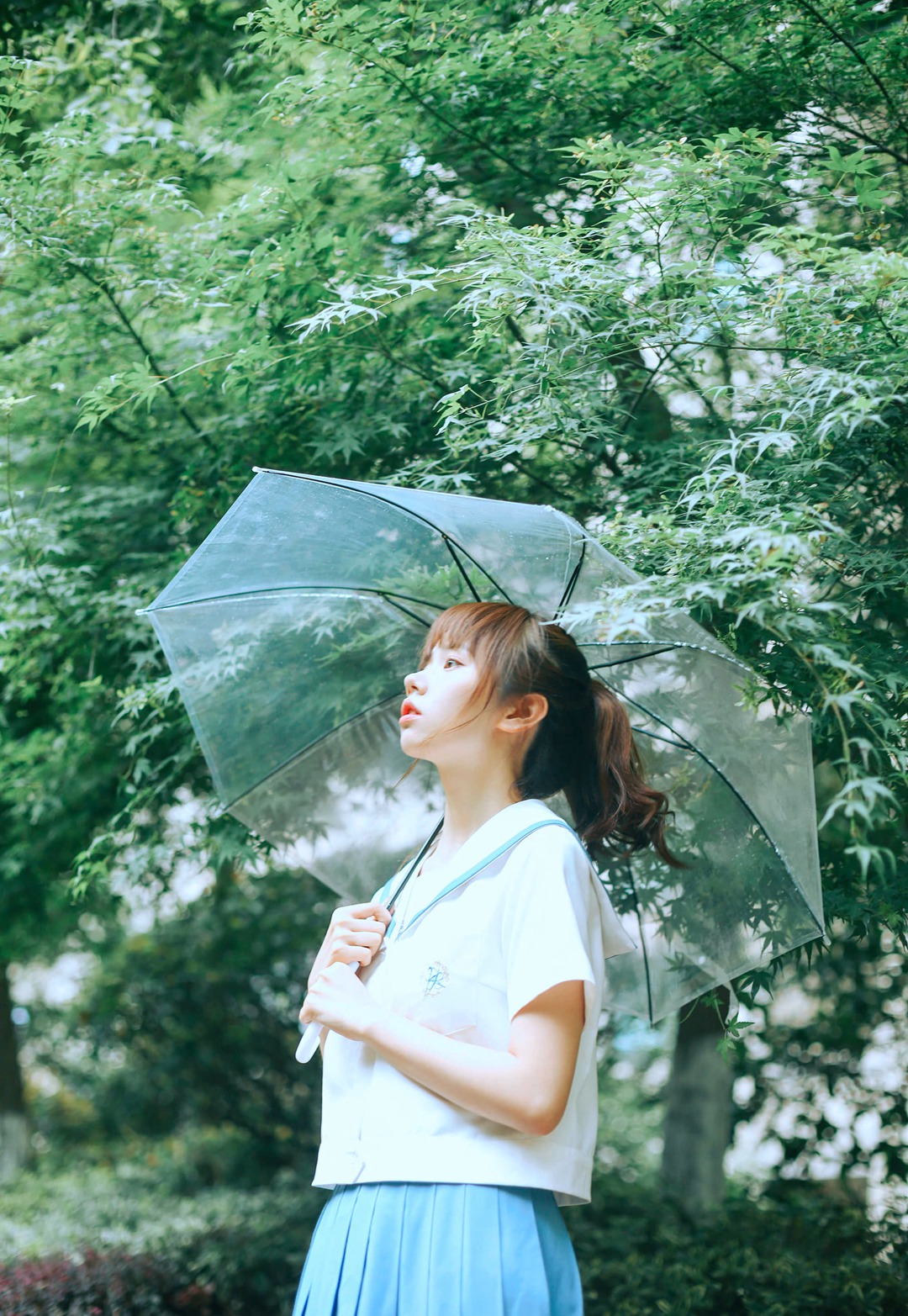 下雨天，手拿雨伞的学生装可爱女生唯美户外摄影美图收录图片