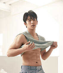 肌肉帅哥明星陈若轩半裸上身写真，大秀八块性感腹肌组图2