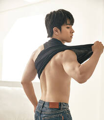 肌肉帅哥明星陈若轩半裸上身写真，大秀八块性感腹肌组图4