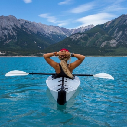 唯美山水，湖，海之间，畅玩皮划艇的欧美人物意境图片