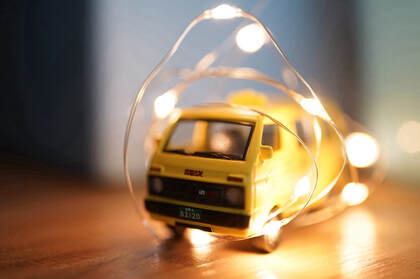 LED灯带缠绕的黄色面包车车模型唯美摄影桌面壁纸