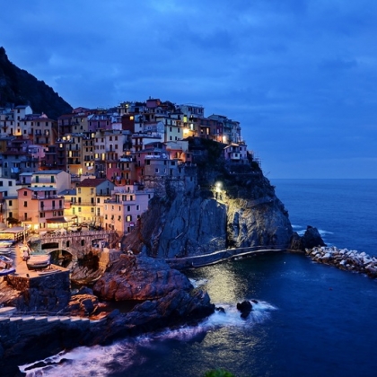 建在海边的美丽渔村，意大利五渔村风光景色，以及夜景摄影美图
