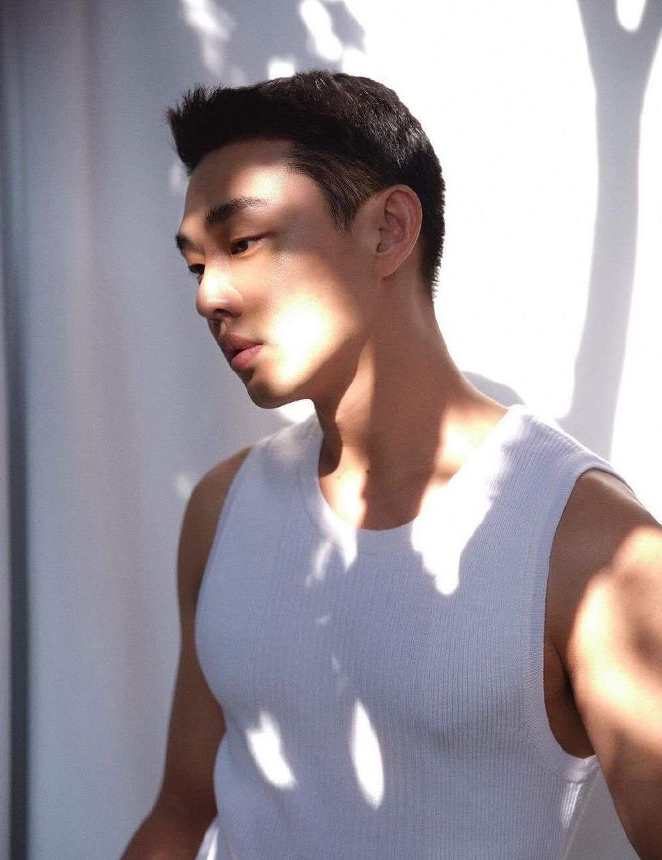 高级电影脸韩国帅哥刘亚仁白色背心穿搭烈日下写真图片图片