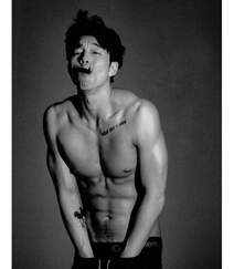 演员孔刘半裸上身大秀腹肌，纹身，颓废感十足黑白写真图片组图3
