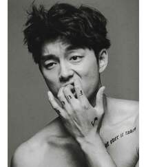 演员孔刘半裸上身大秀腹肌，纹身，颓废感十足黑白写真图片组图4