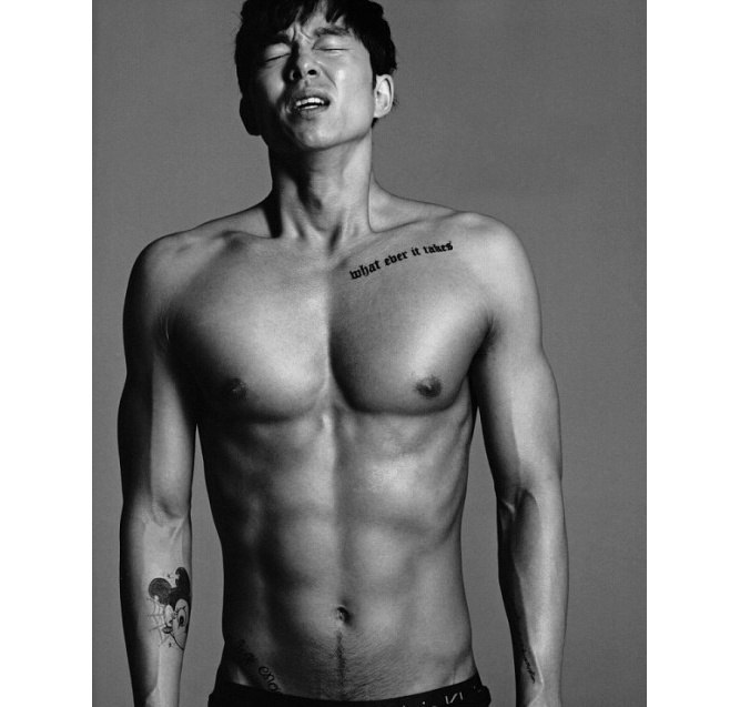 演员孔刘半裸上身大秀腹肌，纹身，颓废感十足黑白写真图片图片