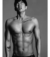 演员孔刘半裸上身大秀腹肌，纹身，颓废感十足黑白写真图片组图7