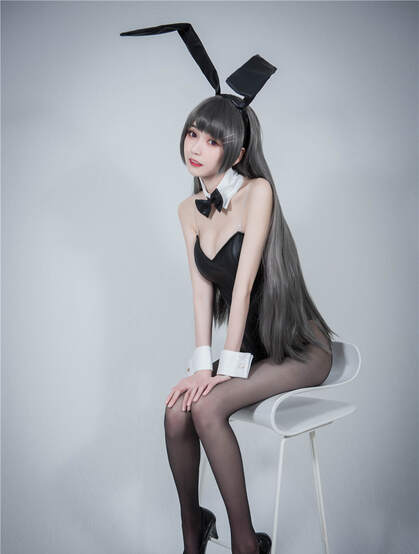 简单的场景，一个坐在凳子上的抹胸衣黑丝兔女郎女孩写真美照