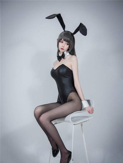 简单的场景，一个坐在凳子上的抹胸衣黑丝兔女郎女孩写真美照