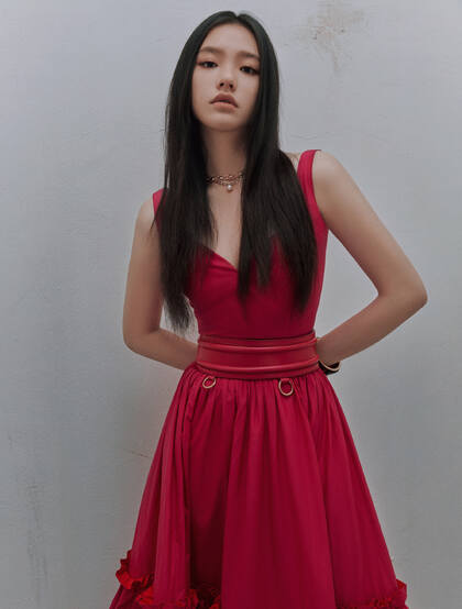 林允柔顺秀发披肩超美杂志写真，搭配玫瑰红吊带长裙尽显优雅气质