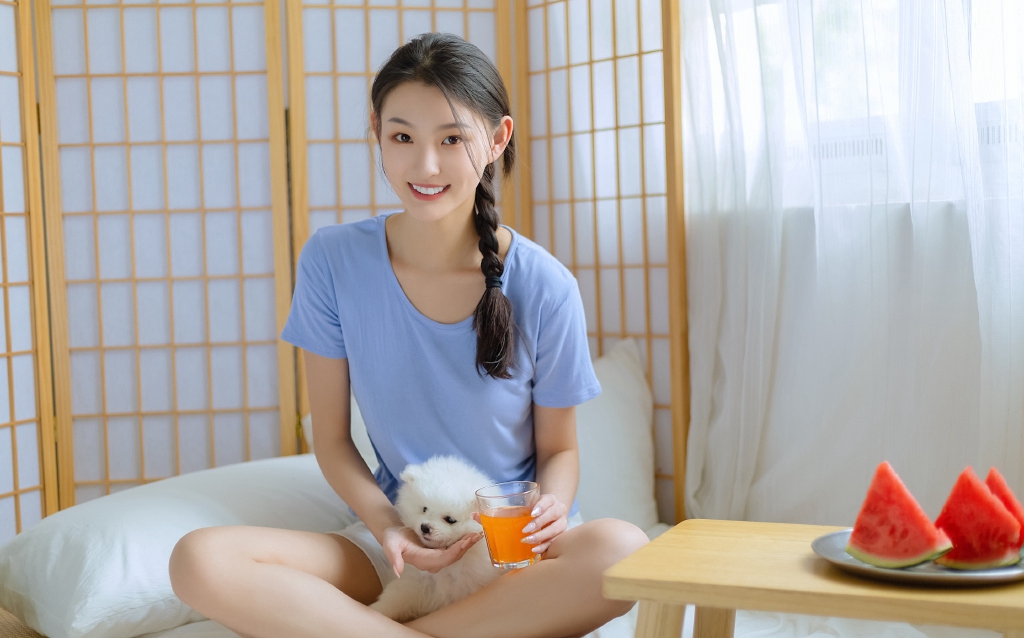 甜甜的麻花辫女孩和她的茶杯犬温馨唯美居家写真图片图片