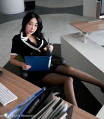 办公室里的温婉可人的职场小秘书九月生制服丝袜美腿写真图片组图2
