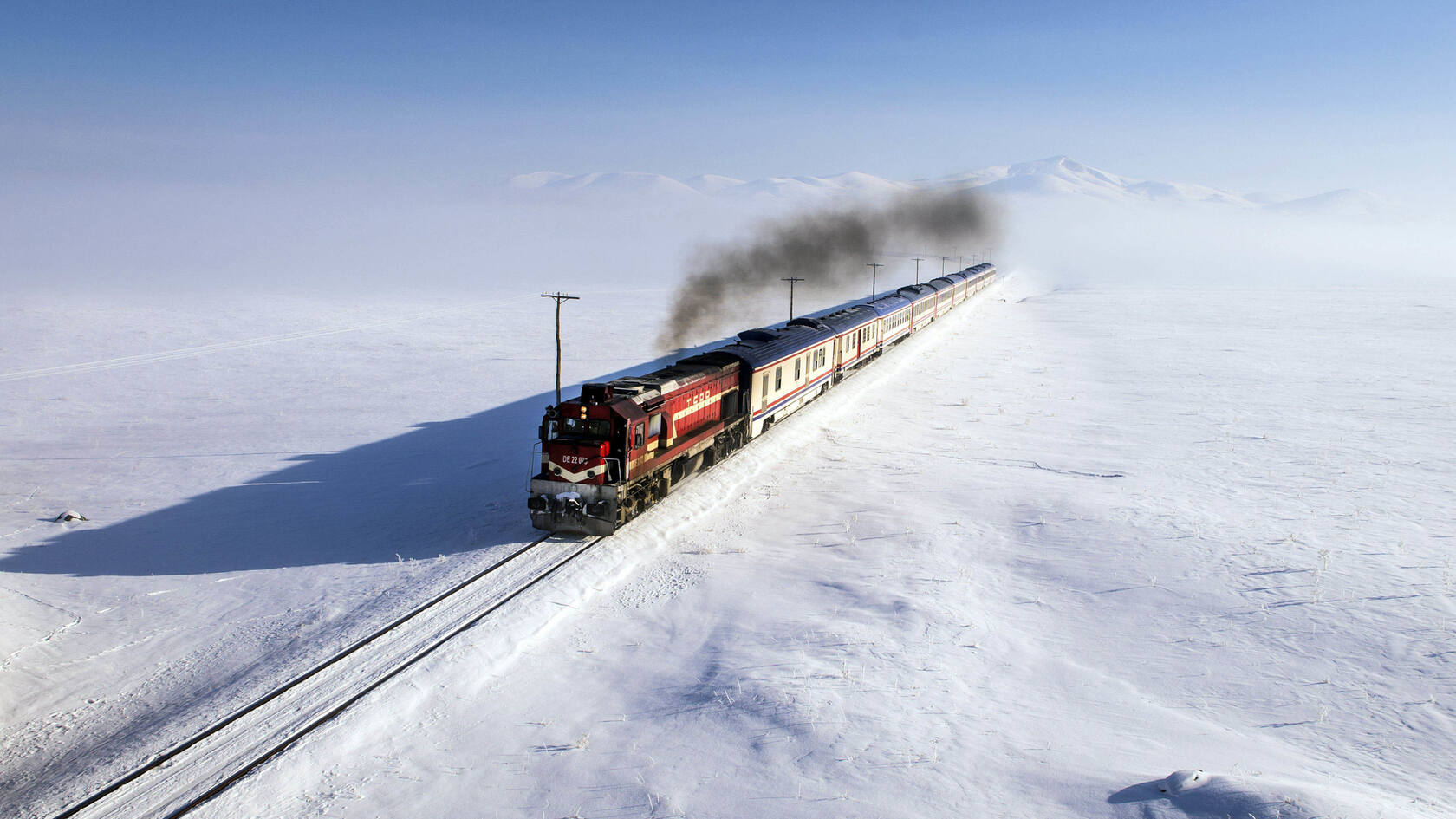 来自雪国的列车，驶过雪地的火车高清壁纸第2张图片