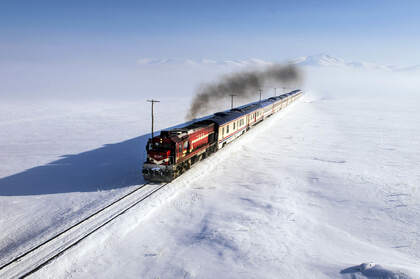 来自雪国的列车，驶过雪地的火车高清壁纸