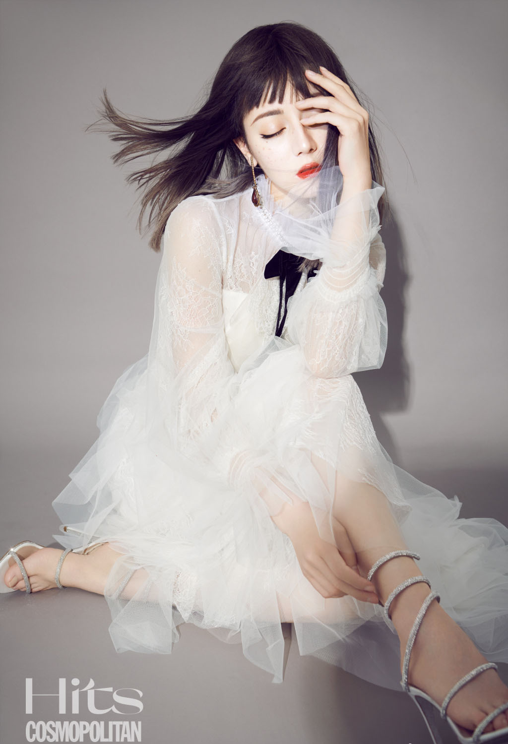 迪丽热巴齐刘海长发发型搭配“雀斑妆”酷美时尚写真图片