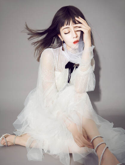 迪丽热巴齐刘海长发发型搭配“雀斑妆”酷美时尚写真