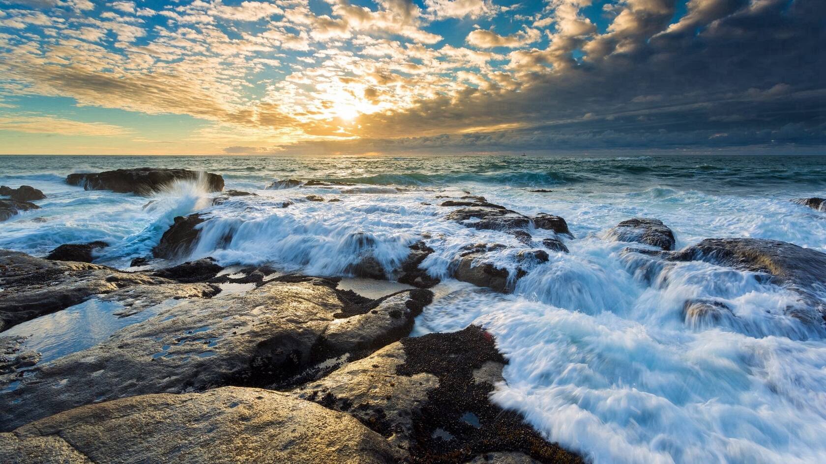 波光粼粼，波澜壮阔的蓝色大海，海洋超美风光桌面壁纸图片第3张图片