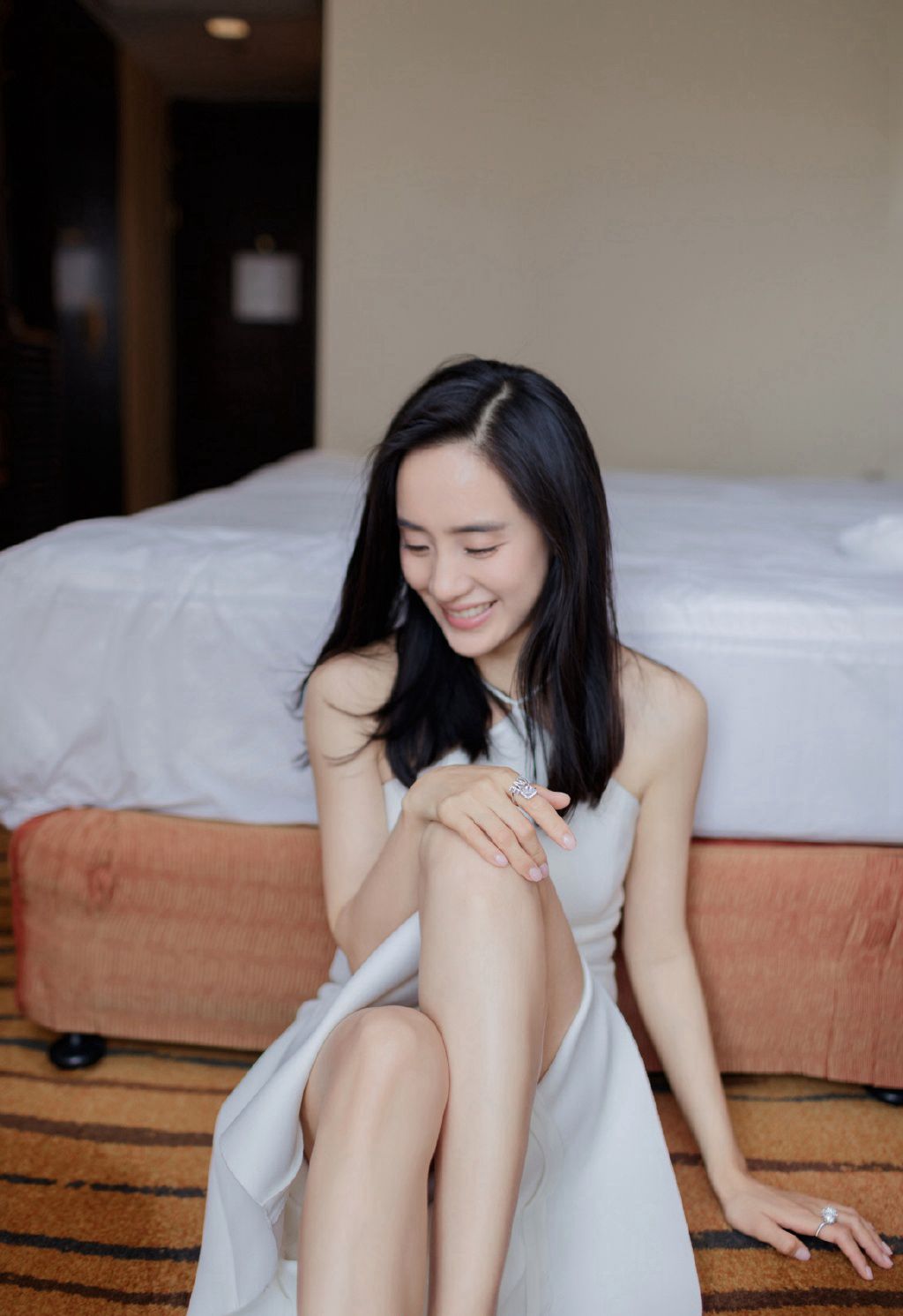 王智紧身白裙优雅性感写真图片