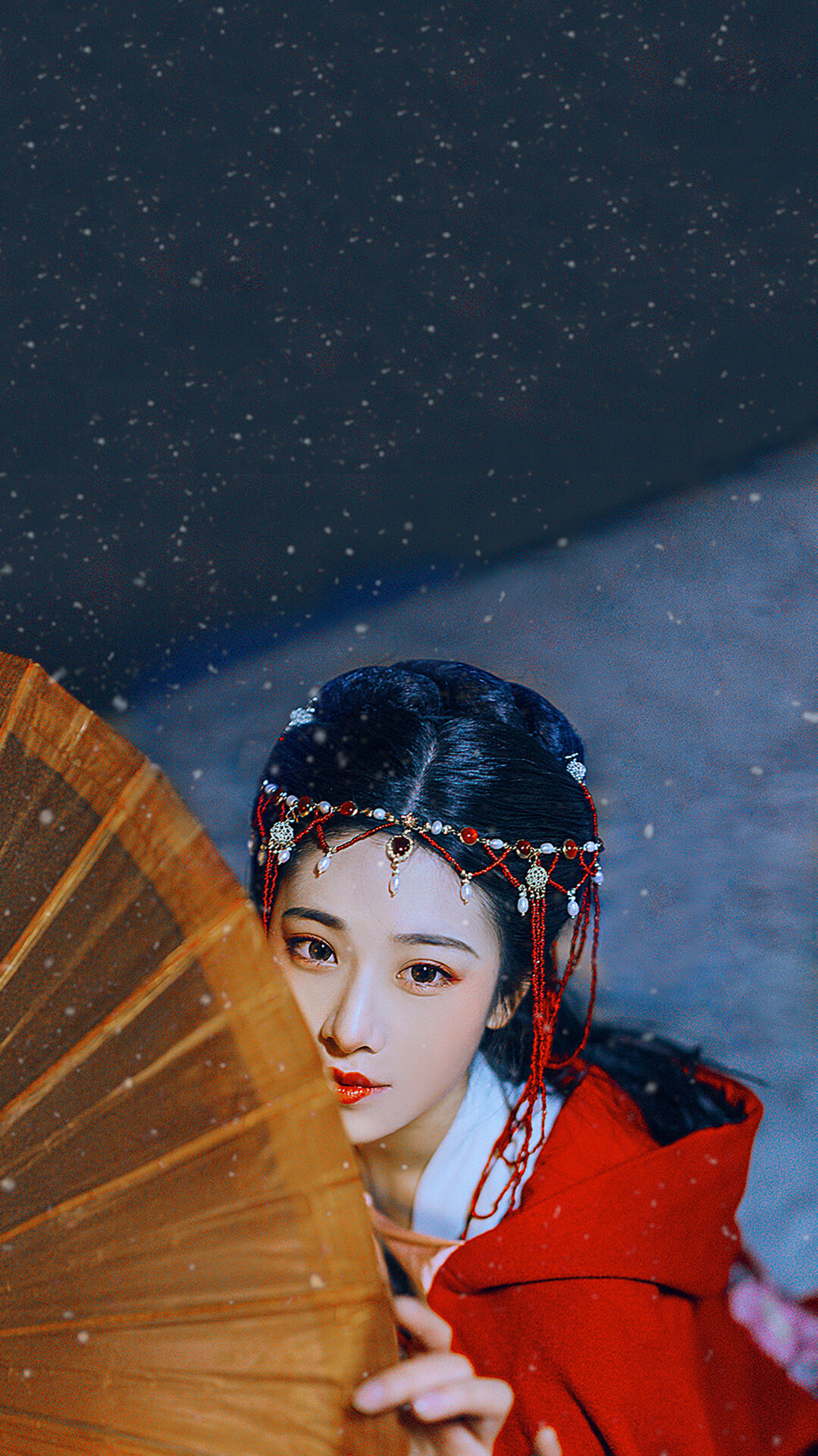 雪中撑伞的红披风古风美女手机壁纸