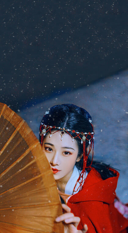 雪中撑伞的红披风古风美女手机壁纸