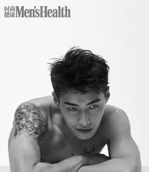 肌肉纹身男肖凯半裸上身秀完美身形杂志写真大片组图2