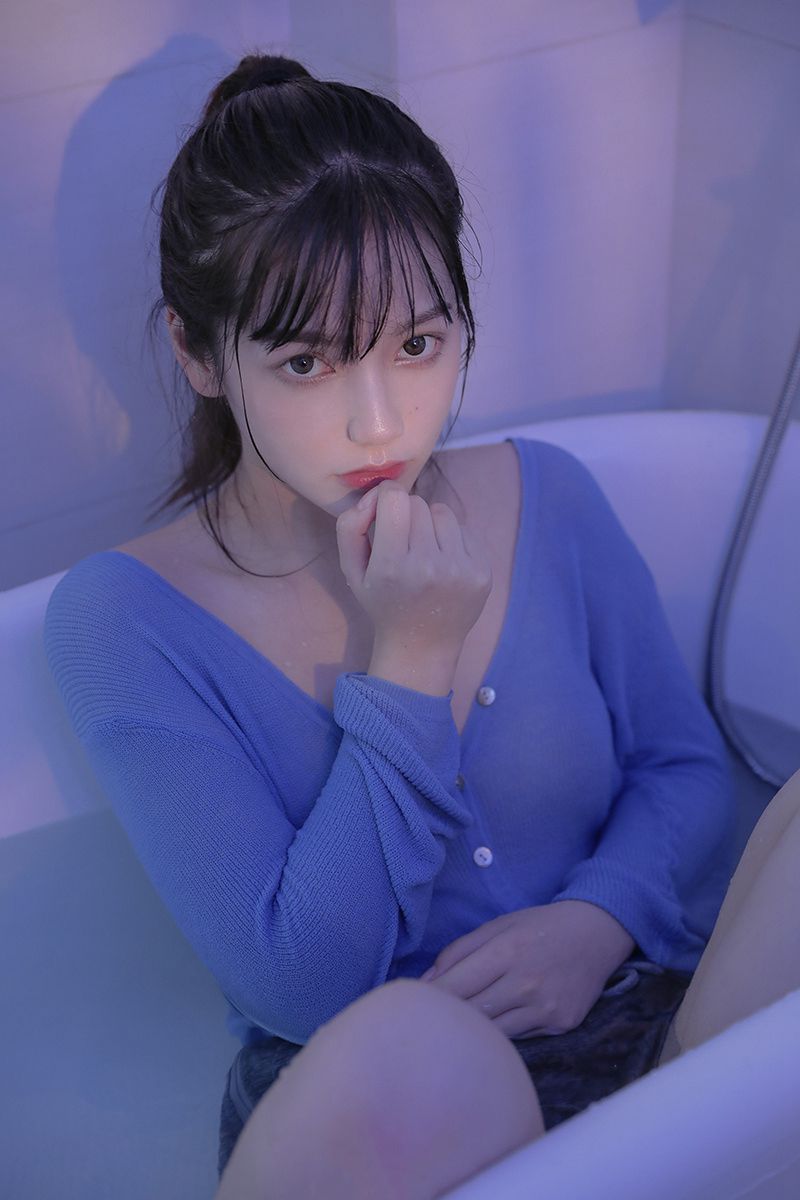 穿着衣服在浴缸里玩水的纯美少女湿身写真图片套图10